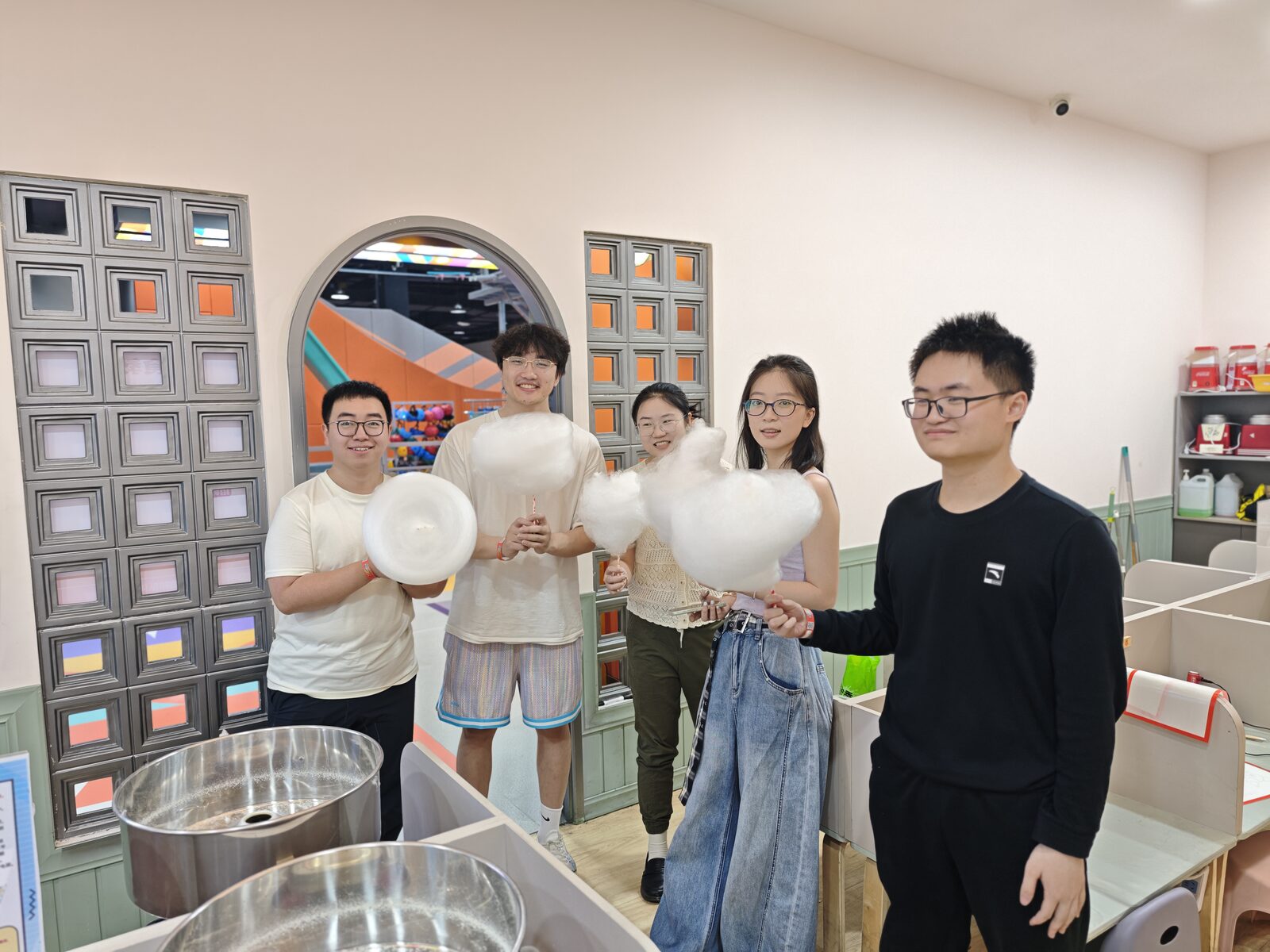 同学们拿着棉花糖合影