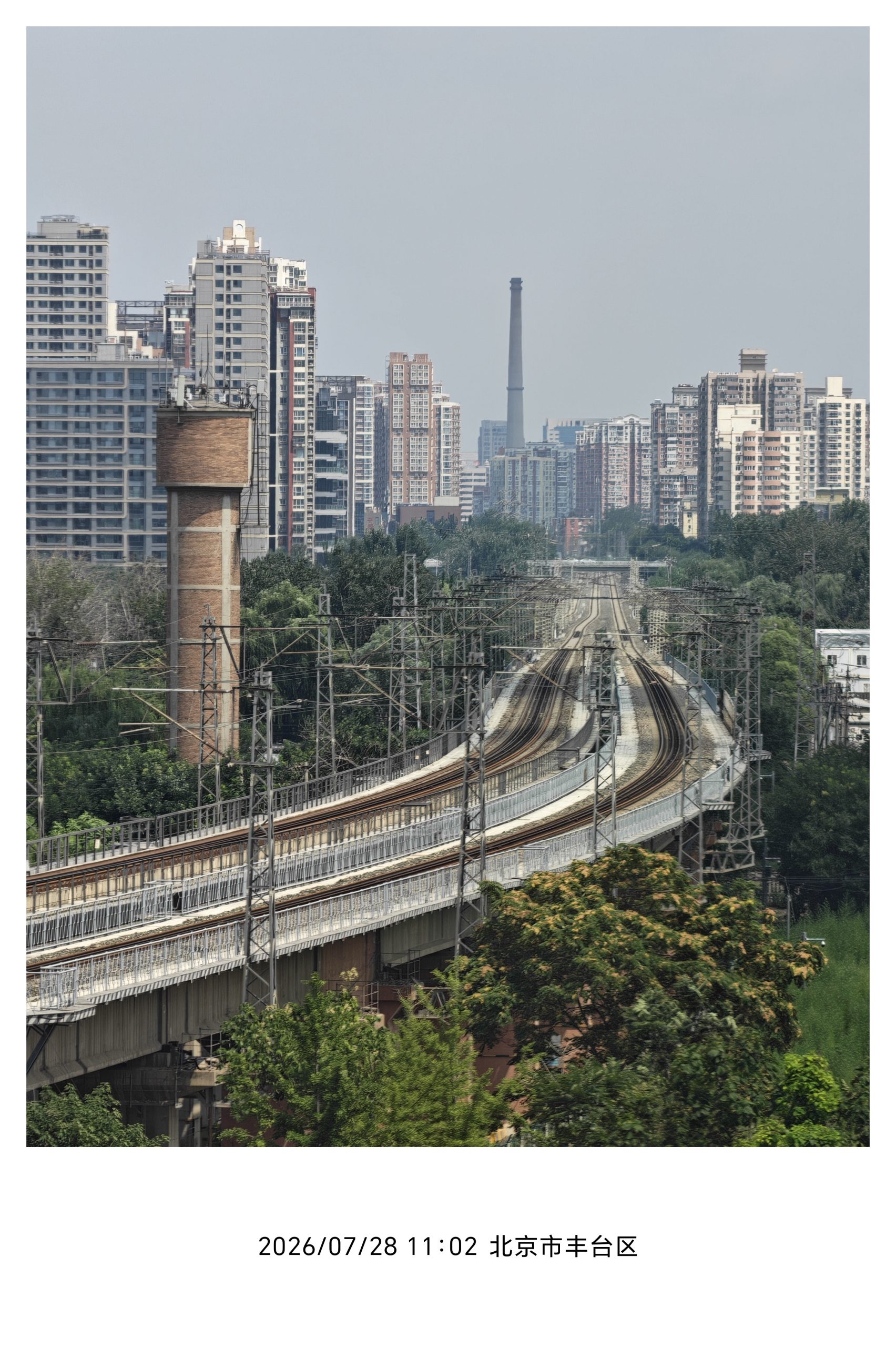 北京城市建筑之间的铁路轨道