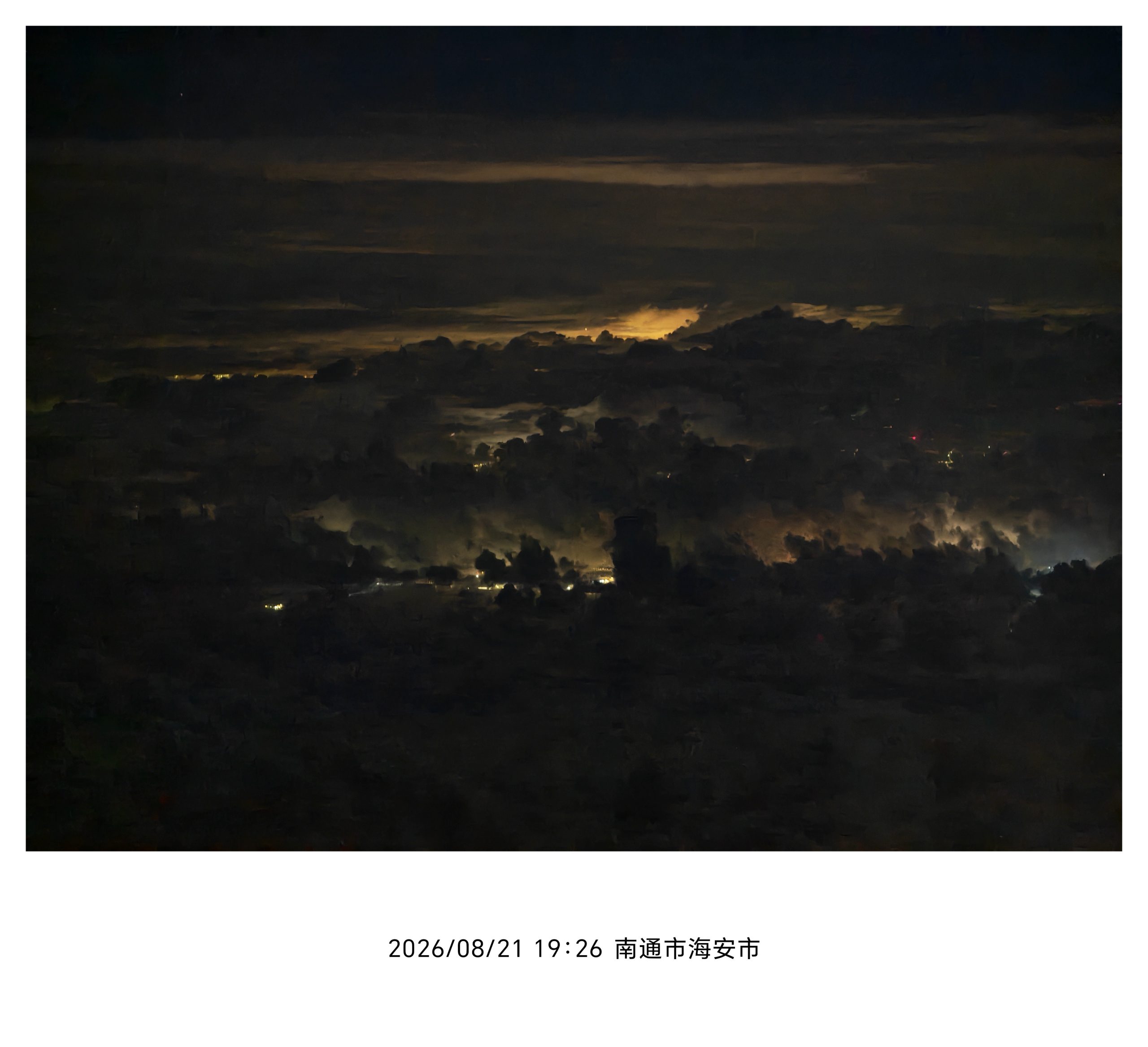 夜色中的云层与城市灯光