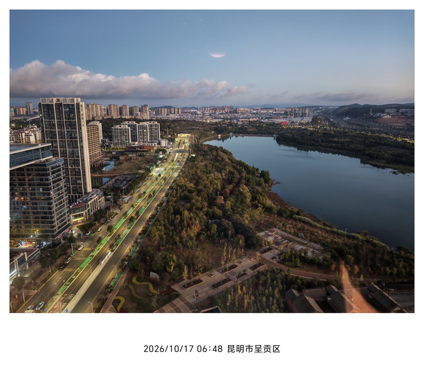 昆明清晨的湖面与街道
