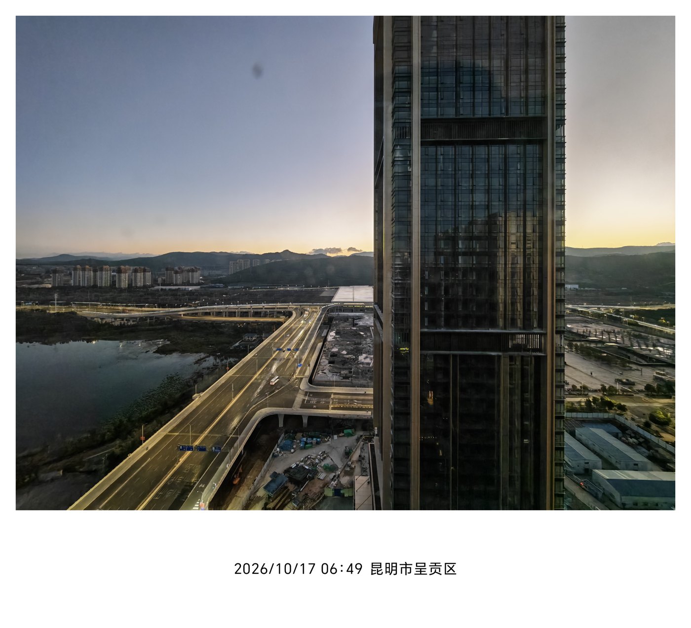 清晨窗外的城市