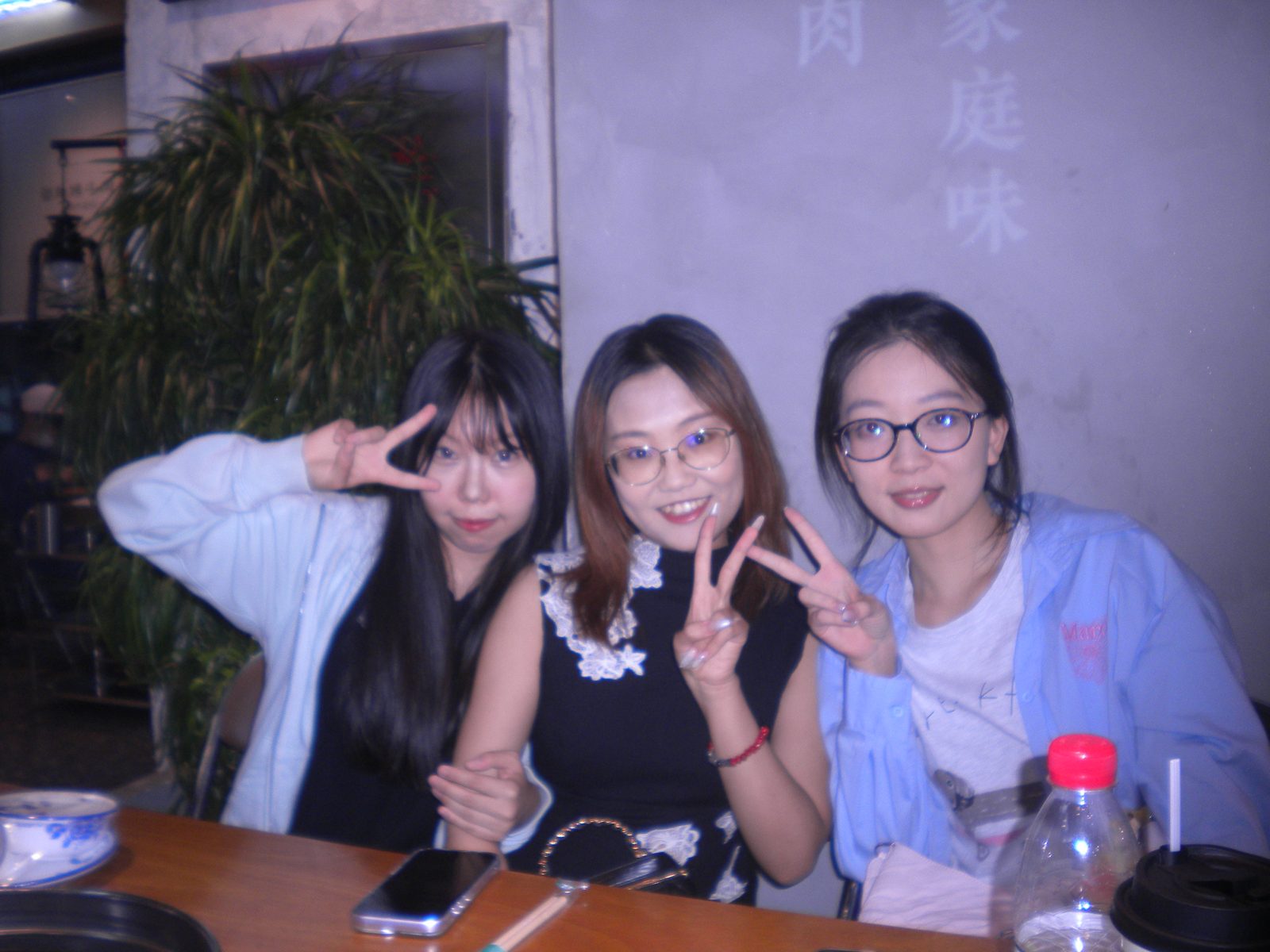 第五张照片中的三位同学再次合影